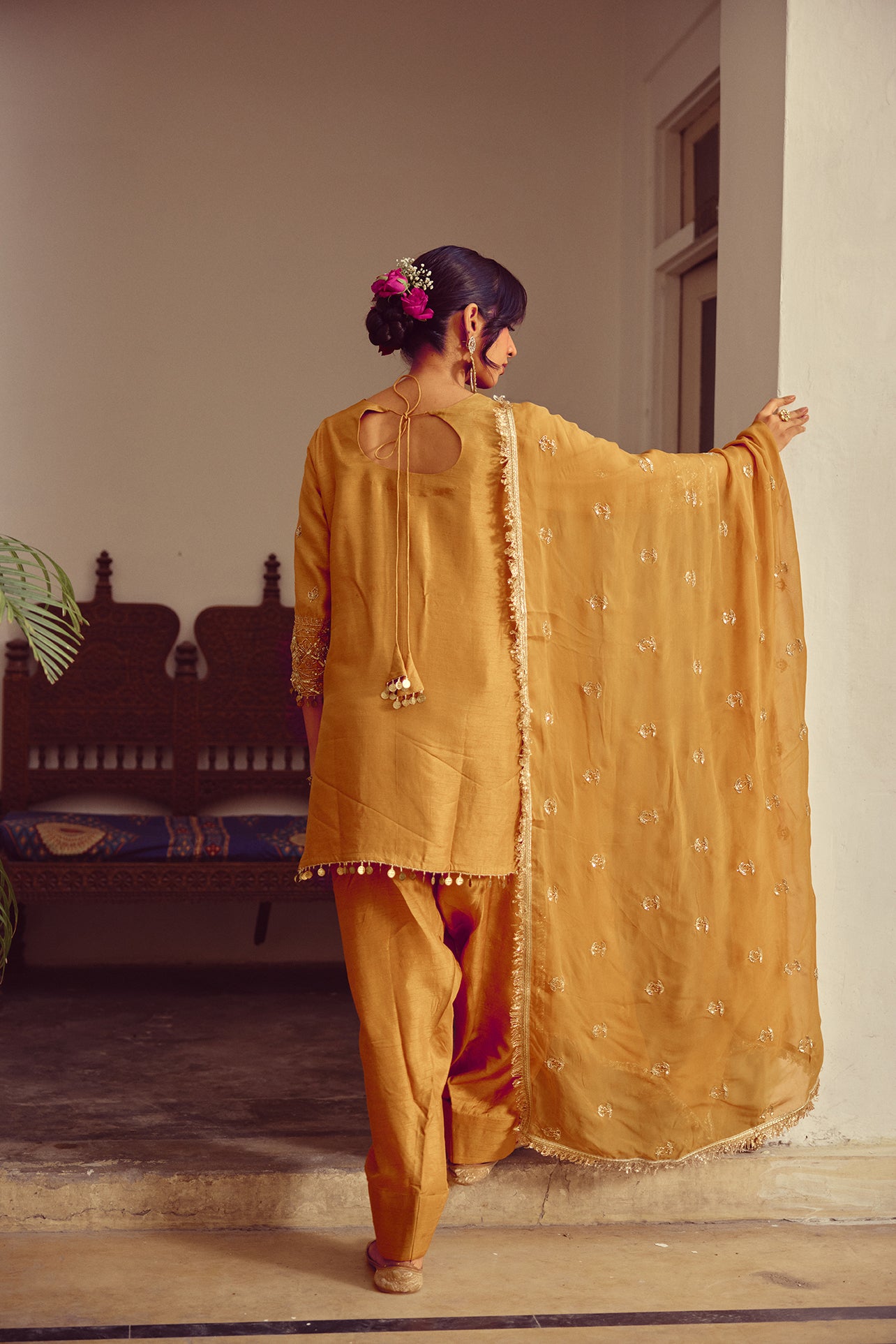 Mahnoor - Gold Beige Kurta Farshi Dupatta Set